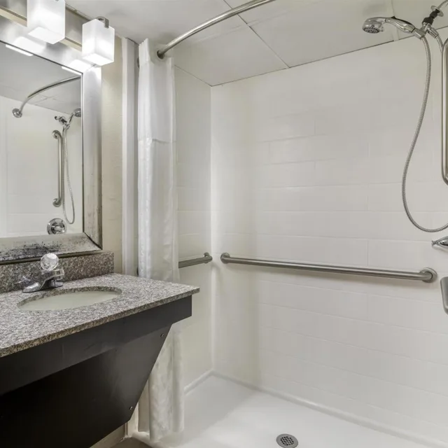 غرفة بسرير كوين بحوض استحمام لذوي الإعاقة، Best Western Plaza Inn 8/8