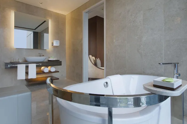 Executive, Suite, King Bed, Club Lounge Access, The Westin Singapore 3/4
