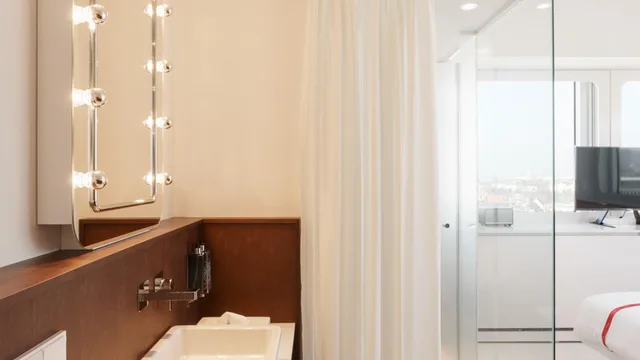 Cozy, Queen Bed, Ruby Luna Hotel Dusseldorf 4/4