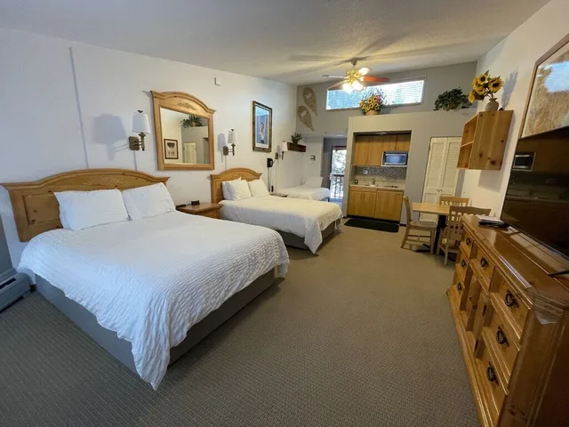 Room, 1 Single and 2 Queen Beds, Top Floor، Tyrolean Lodge 3/9