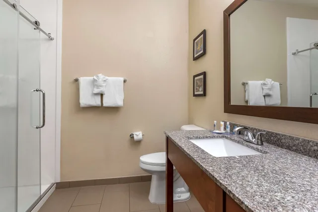جناح بسرير كينج بجاكوزي، Comfort Inn Suites Pueblo 5/7