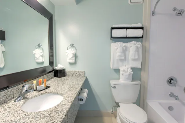 Premium, 2 Queen Beds, Ocean Front، Tides Folly Beach 7/8