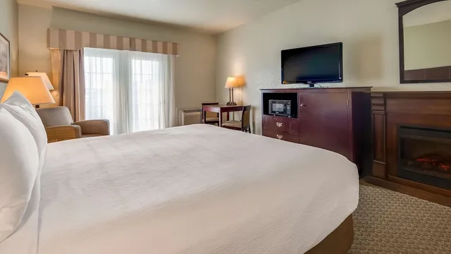 جناح بسرير كوين مع أريكة بمنطقة جلوس بمطبخ، Best Western Plus Bayshore Inn 2/3