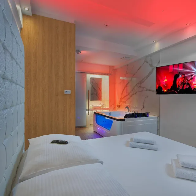 Wellness, King Bed, Hot Tub, Hotel Aura Design & Garden Pool 1/4
