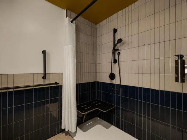 غرفة بسرير كينج بإطلالة على المدينة بغرفتين لذوي الإعاقة، Hotel 38 New York City, Tapestry Collection by Hilton 5/5