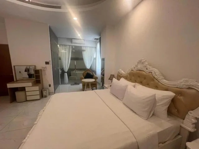 جناح بسرير كوين بإطلالة على المدينة بحوض استحمام، White Diamond Hotel - Airport 4/10