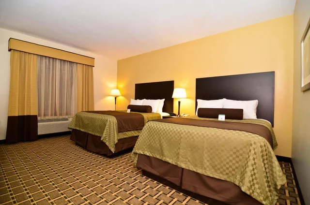 غرفة بسريرين كوين بحوض استحمام لذوي الإعاقة، Best Western Plus the Inn And Suites At the Falls 5/10