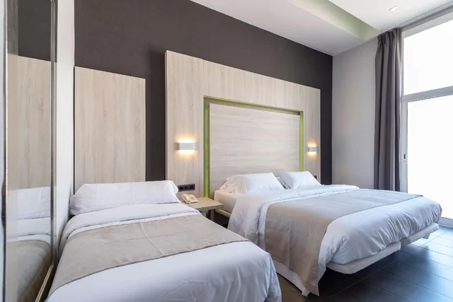 غرفة ديلوكس ثلاثية بسرير مزدوج وسرير فردي بشرفة، Hostal Plaza Goya Bcn 1/1