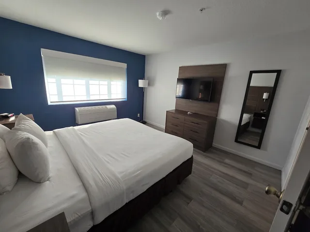 Suite, King Bed, Quality Inn & Suites Tulare CA 4/10