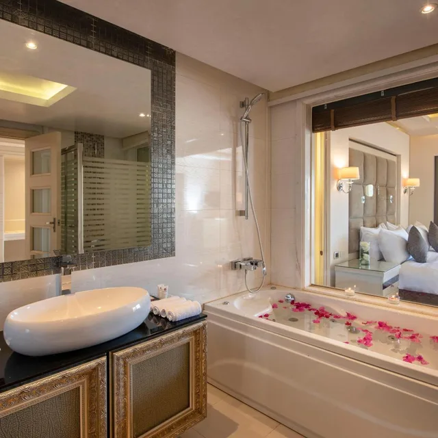 Junior Suite, Deluxe, Beach Front, Sofa، Charmillion Club Resort 5/6