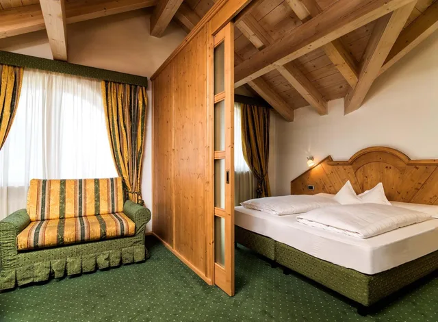 جناح جونيور، Leading Relax Hotel Maria 3/10