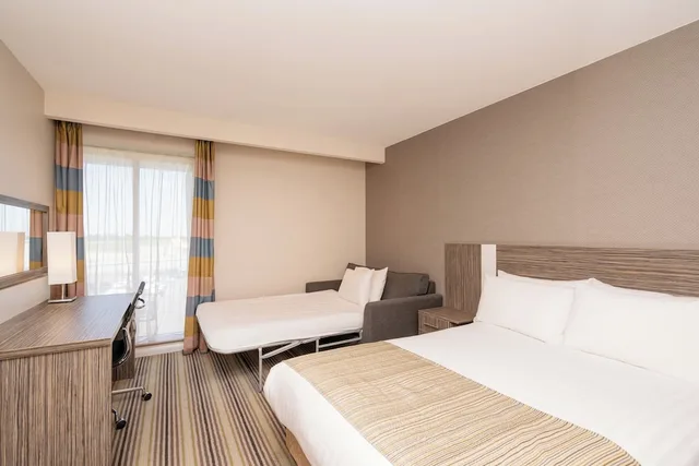 غرفة قياسية بسرير مزدوج مع أريكة، Holiday Inn Southend 1/10