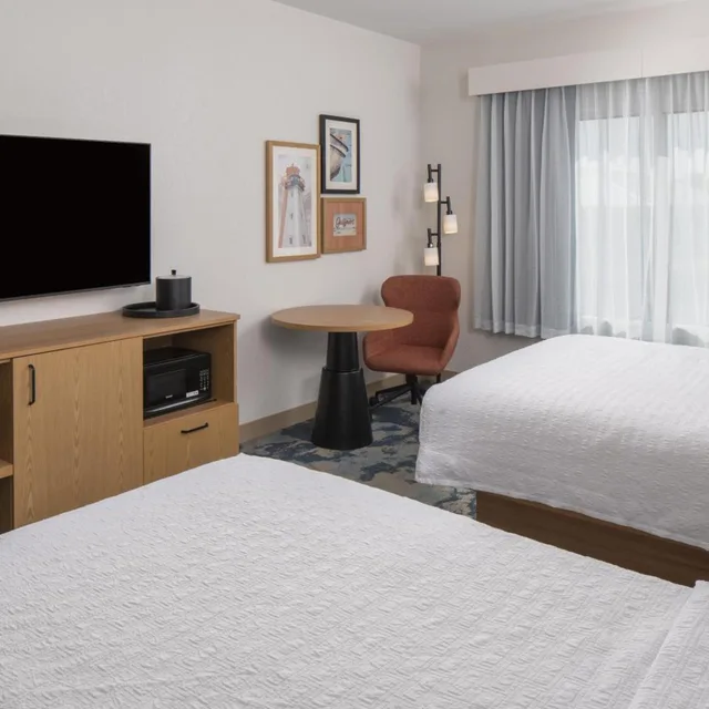غرفة بسريرين كوين بحوض استحمام لذوي الإعاقة، Hampton Inn by Hilton Gulfport Beach Boulevard 1/4