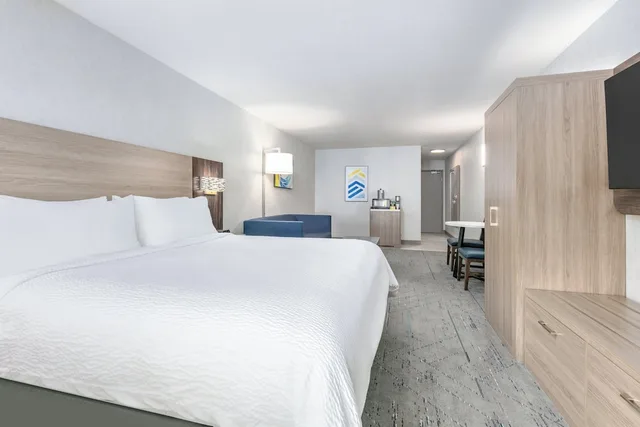 جناح بسرير كينج مع أريكة، Holiday Inn Express Hotel Suites Valparaiso 1/6