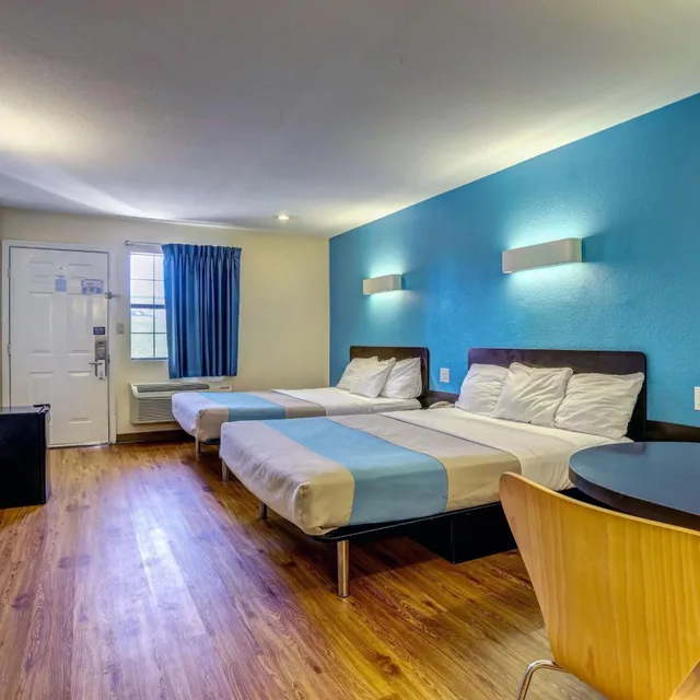 غرفة بسريرين كوين للمدخنين، Motel6 Dickson, TN 5/10