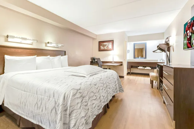 Premium, King Bed, Accessible, Red Roof PLUS Mt Pleasant - Patriots Point 1/4