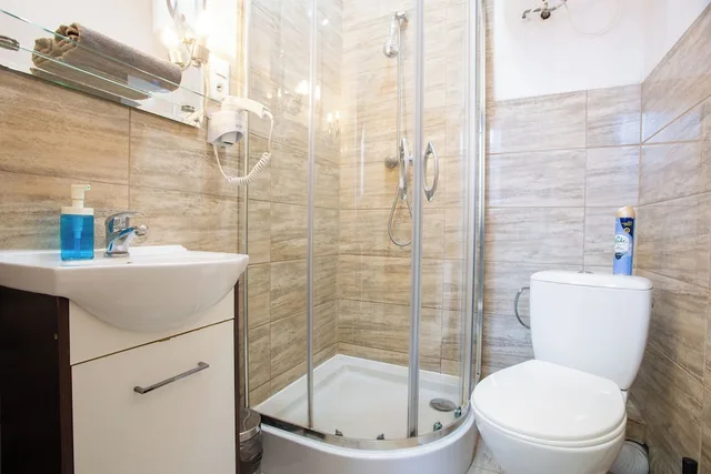 غرفة بسريرين منفصلين بحمام خاص، Moon Hostel Wroclaw 3/4