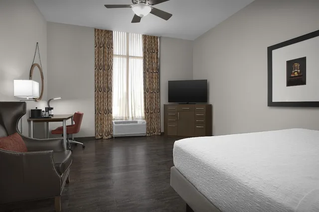 Standard, King Bed, Balcony, Hampton Inn & Suites Austin At The University / Capitol 4/10