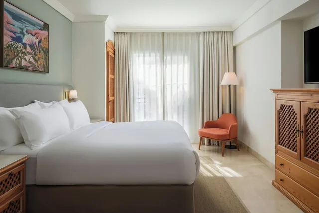 شقة بسرير كينج بشرفة بغرفة نوم واحدة مع أريكة، MARRIOTTS MARBELLA BEACH RESORT 2/7