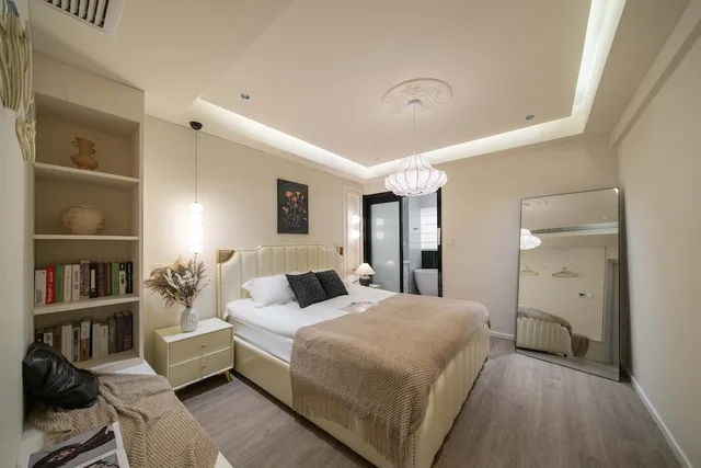 2 Bedrooms, Senior, Apartment, 1 Queen and 2 Double Beds, Bathtub, Book and Bed-People's Square 9/10