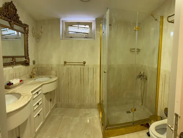جناح ملكي متصل بسرير مزدوج وسريرين منفصلين بإطلالة على البحر، LE MARDE HOTEL 8/10