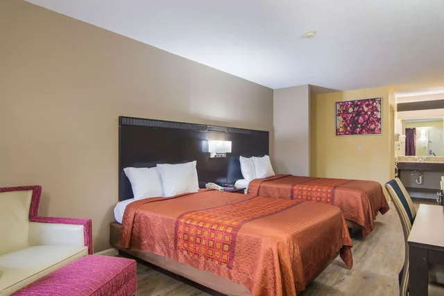 غرفة بسريرين مزدوجين، Rodeway Inn and Suites Monroeville Pittsburgh 2/2