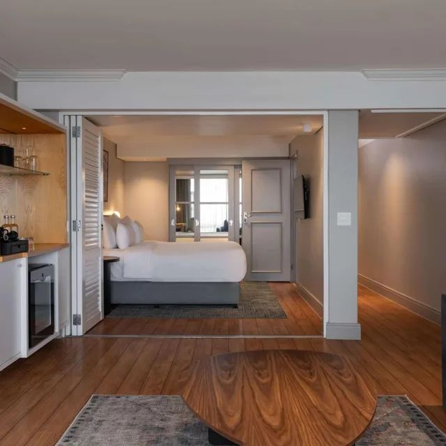 جناح جونيور بإطلالة على البحر بشرفة، Radisson Collection Hotel, Waterfront Cape Town 5/7