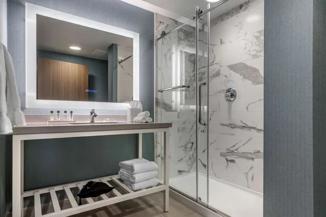 غرفة بسرير كينج، Cambria Hotel West Orange 2/2