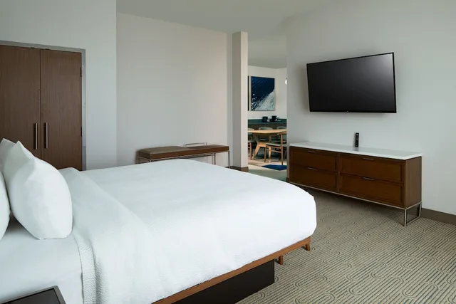 غرفة بسرير كينج بشرفة مع أريكة، Courtyard by Marriott Santa Barbara Downtown 5/10