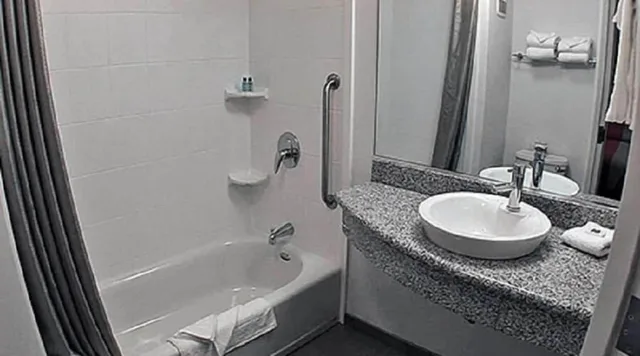 1 Queen Bed - Mobil Access Tub Nsmk Micfridg, Motel6 Marble Falls, TX 8/9