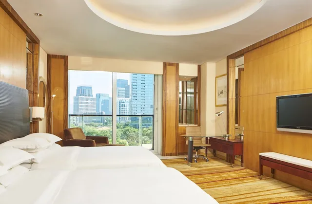 Room, King Bed, City View, Balcony, Sheraton Zhoushan Hotel 2/10