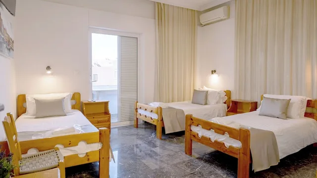 غرفة قياسية ثلاثية بثلاثة أسرّة بإطلالة جزئية على البحر، Klinakis Beach Hotel 1/10