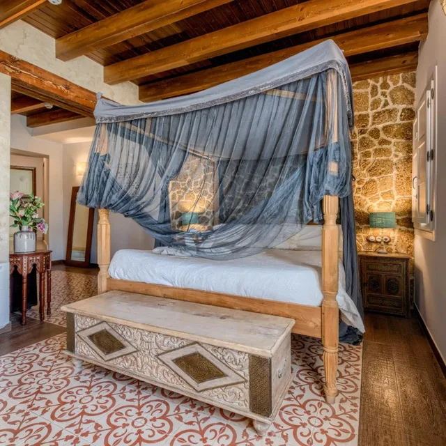 جناح جونيور، Hotel Argantonio 1/5