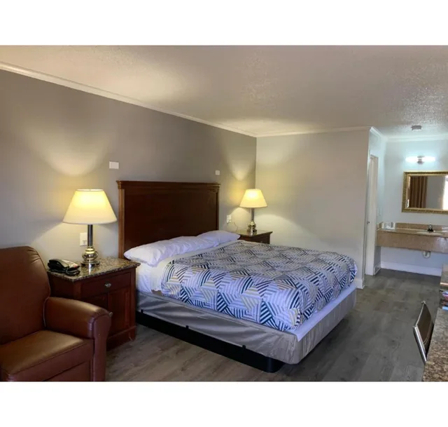 غرفة بسرير كوين للمدخنين، Motel6 Newport News, VA 2/3