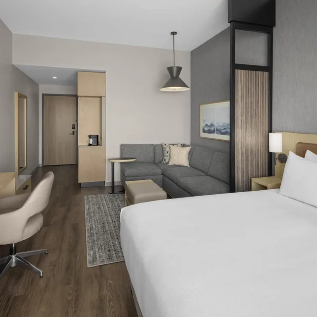 غرفة بسرير كينج بإطلالة على الجبل مع أريكة، Hyatt Place Bozeman Yellowstone Airport 1/5