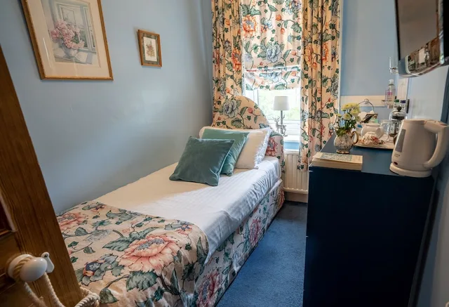 غرفة مفردة بسرير فردي بحمام خاص، Homelands Guest House 4/7