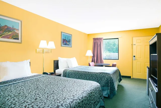 غرفة قياسية بسريرين كوين، Days Inn By Wyndham Camilla 2/3