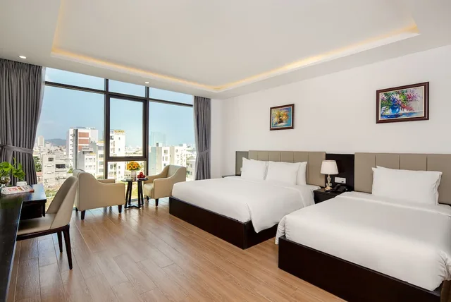 غرفة ديلوكس ثلاثية بسرير كينج وسرير فردي بإطلالة على المدينة، Golden Line DaNang Hotel 1/4
