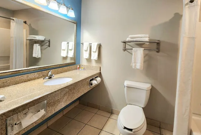 جناح بسرير كينج بحوض جاكوزي، Days Inn & Suites By Wyndham Thibodaux 10/10