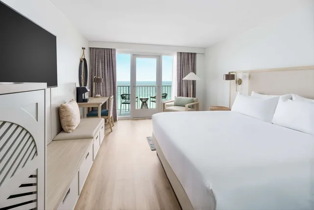 Room, King Bed, Gulf Front, Balcony، Beal House Fort Walton Beachfront Tapestry Collection Hilton 1/3