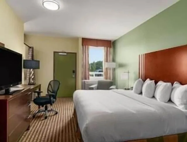 جناح بسرير كينج وسرير كوين بغرفة نوم واحدة، Ramada by Wyndham Carlyle 4/13