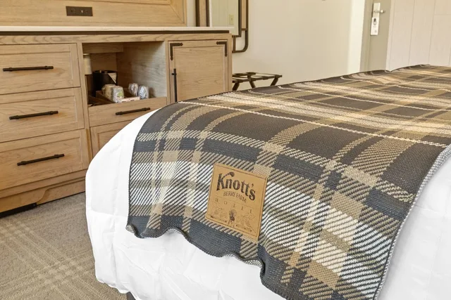 Standard - One King، Knotts Berry Farm Resort Hotel 5/7