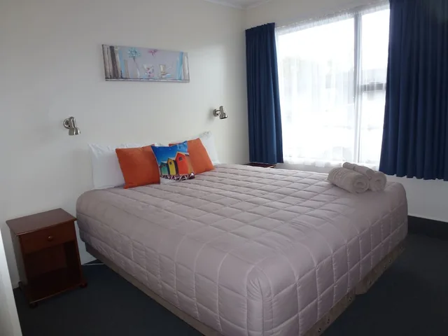 3 Bedrooms, King Bed, 4 Beds, Asure Adcroft Motel 4/10
