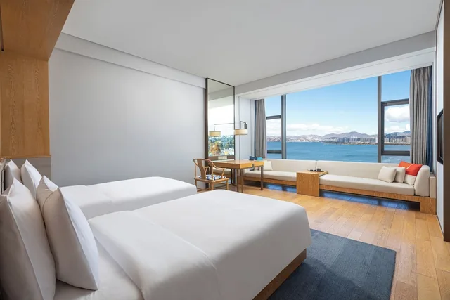 غرفة قياسية بسريرين مزدوجين بإطلالة على البحيرة، HOTEL INDIGO DALI ERHAI 3/8