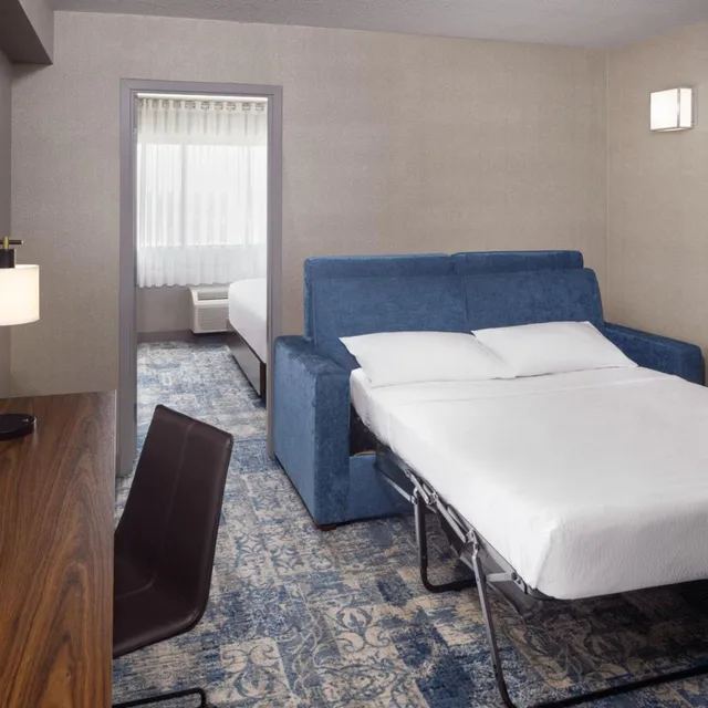 جناح بسرير كينج بغرفة نوم واحدة مع أريكة في طابق مرتفع، Four Points by Sheraton Edmonton South 4/6