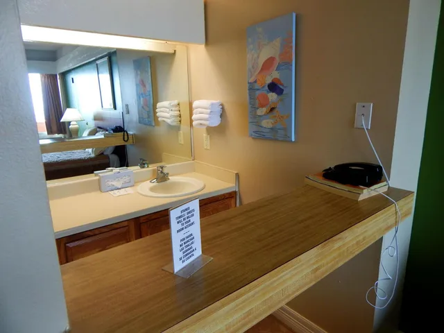 Standard, Queen Bed, Partial Ocean View, North Wing, Padre South Hotel On The Beach 7/8