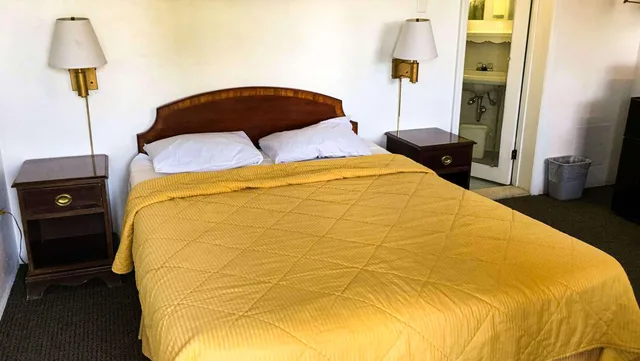 غرفة بسرير كوين، Relax Inn Motel And Bar 1/3