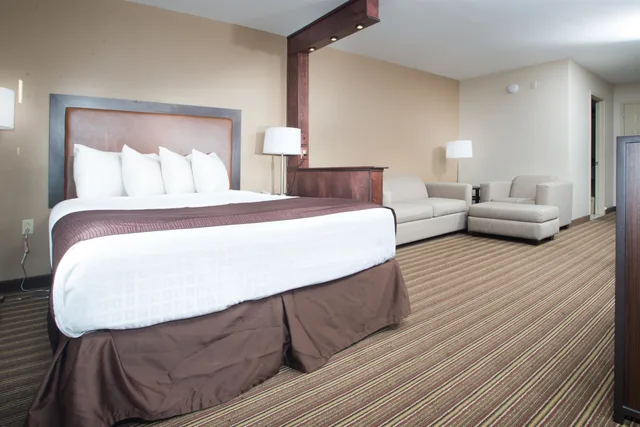 جناح بسرير كينج وسرير كوين مع أريكة، Best Western Post Inn 1/7