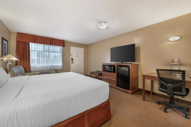 غرفة قياسية بسرير كينج، Best Western Sicamous Inn 6/8