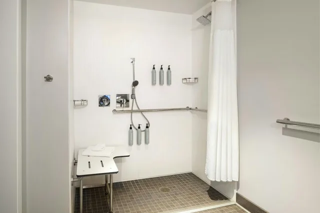 غرفة بسرير كينج بحوض استحمام لذوي الإعاقة، Courtyard Long Beach Downtown 10/10